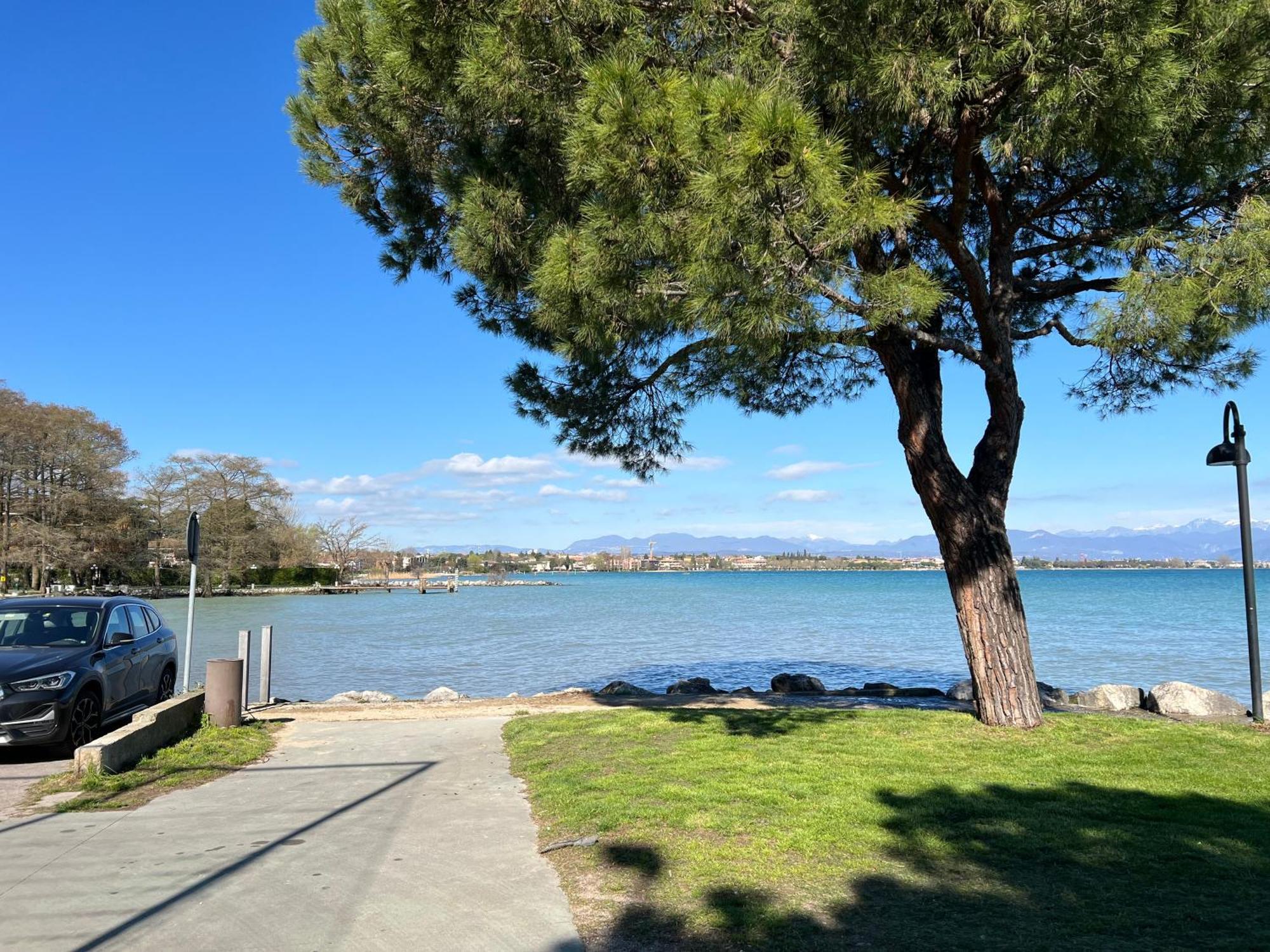 La Vela Lägenhet Sirmione Exteriör bild